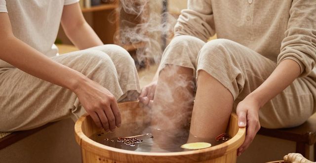 夜间九点泡脚能补肾，不同中药泡脚效果差异大