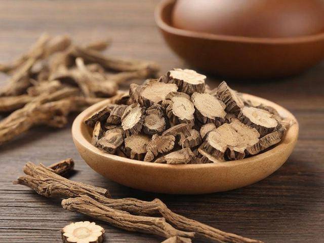 痛风吃哪些中药「痛风吃哪些中药可以治疗」
