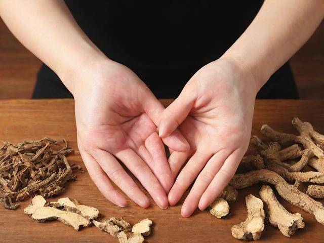 手指关节肿疼吃啥中药「手指关节肿痛的特效中药秘方」